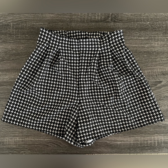 NEW! SHEIN houndstooth print high waisted shorts | Size L - Picture 3 of 7